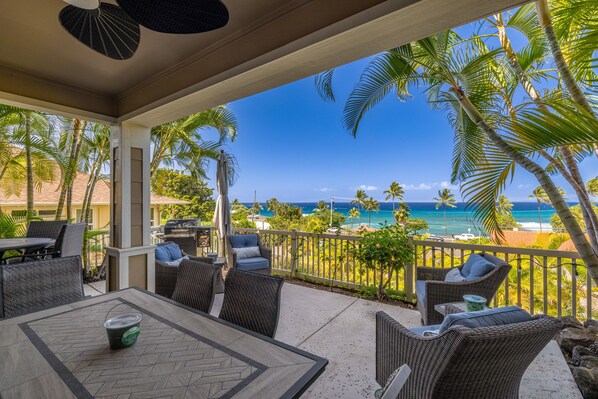 Outdoor dining - Oceanfront condo with resort amenities, stunning views, and top-notch comfort (Kailua-Kona)