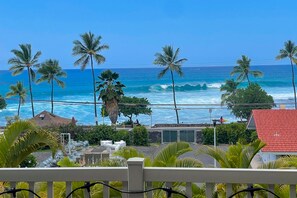 Property grounds - Oceanfront condo with resort amenities, stunning views, and top-notch comfort (Kailua-Kona)