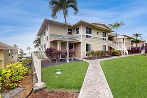Exterior - Oceanfront condo with resort amenities, stunning views, and top-notch comfort (Kailua-Kona)