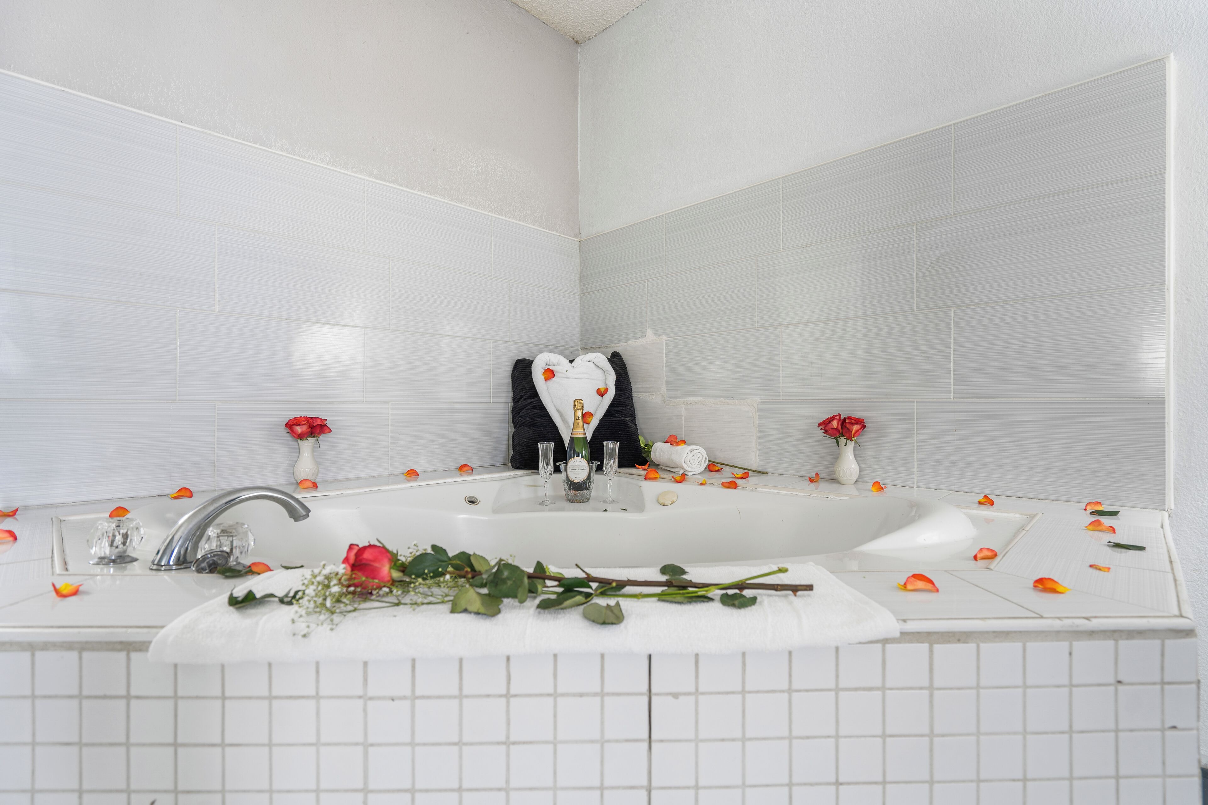 Jetted bathtub