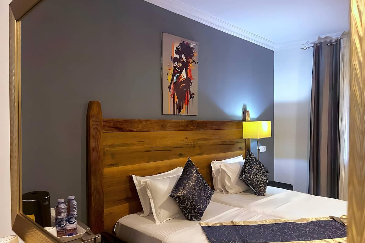 Chambre Supérieure avec lits jumeaux | Décoration personnalisée, ameublement personnalisé, bureau