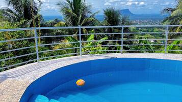 2 kolam renang terbuka