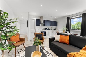 TV - Stylish Two-Bedroom Flat in Norwich (Norwich)
