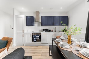 Fridge, microwave, oven, stovetop - Stylish Two-Bedroom Flat in Norwich (Norwich)