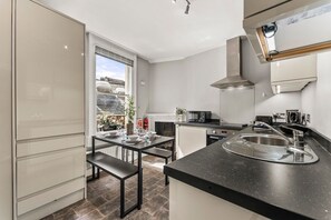 Kühlschrank, Mikrowelle, Ofen, Herdplatte