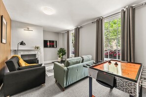 Game room - Modern Apartment in the Heart of Bath (Bath)
