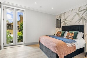 2 bedrooms, iron/ironing board, internet, bed sheets