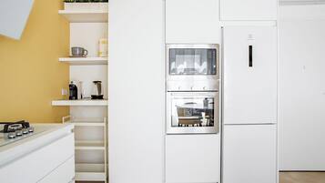 Apartamento | Cozinha privada | Máquina de café expresso, chaleira elétrica, cadeirão de bebê