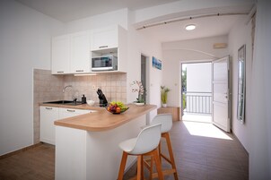 Frigobar, silla alta para bebés, utensilios de cocina