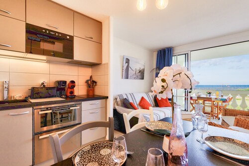 Apartment with sea and marina view