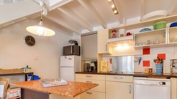 Réfrigérateur, micro-ondes, four, lave-vaisselle