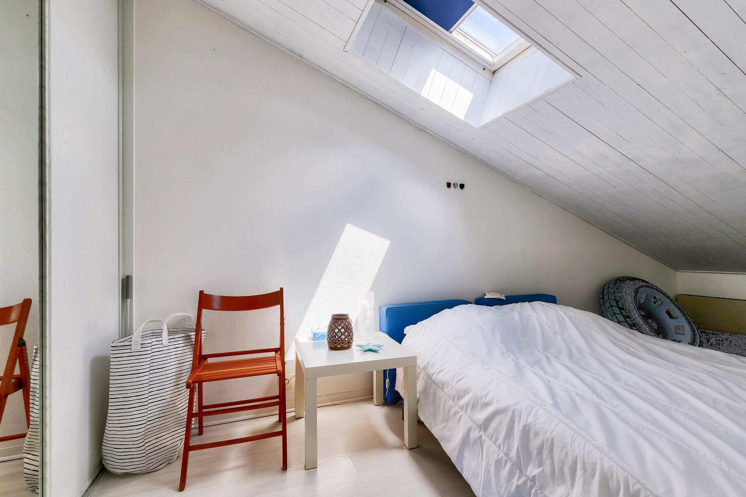 1 chambre, fer et planche à repasser