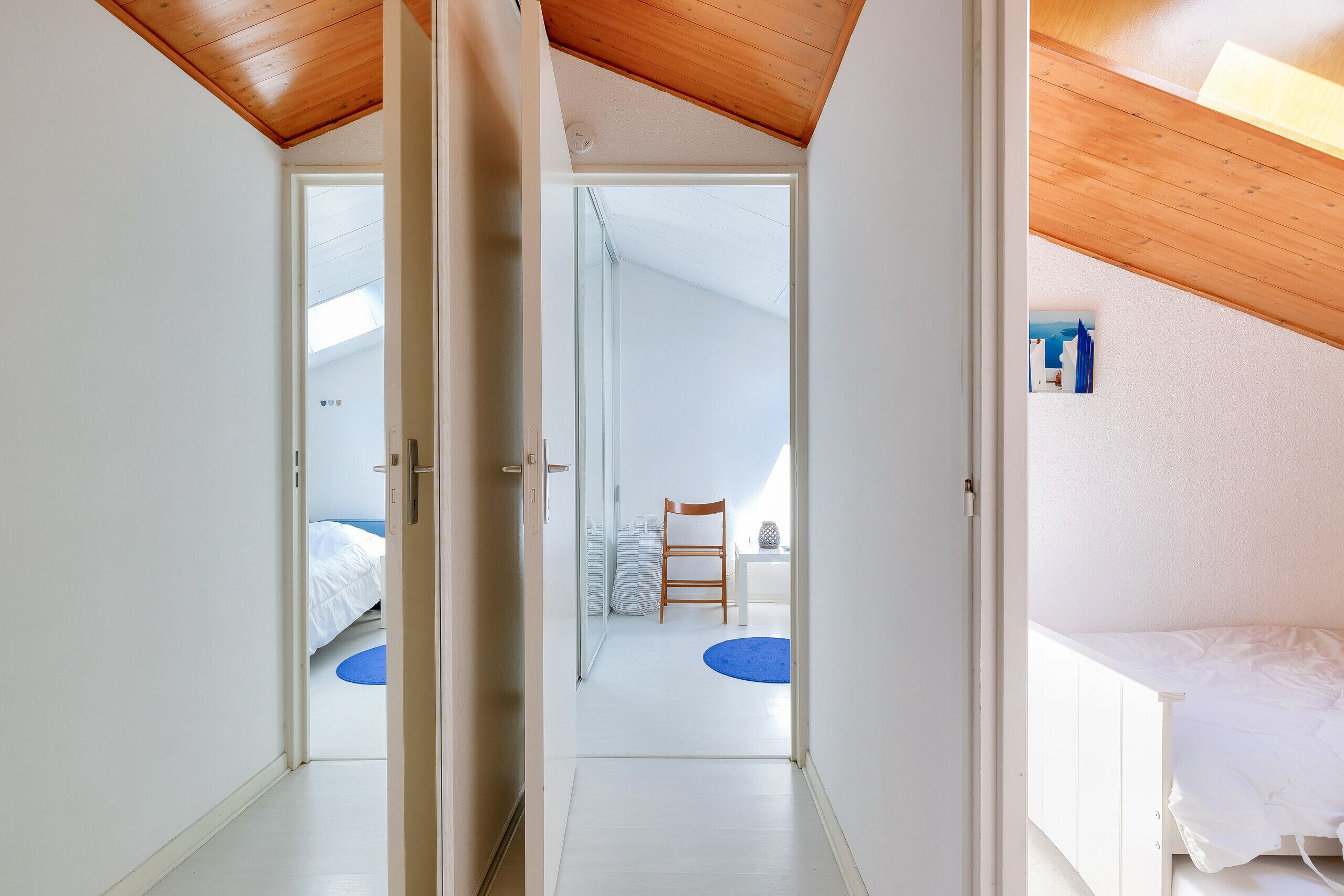 1 chambre, fer et planche à repasser