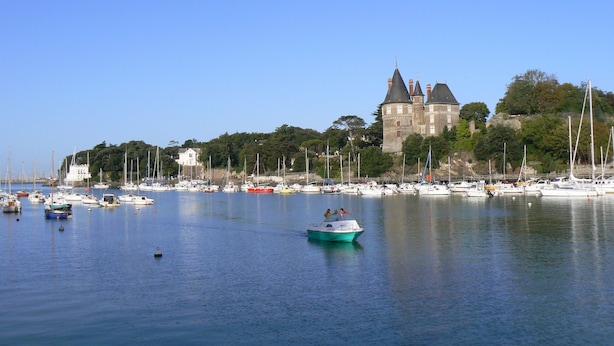 A harbor with boats, a castle, and a clear sky. - Family house 400m from the sea for 8, Pornic (Pornic)