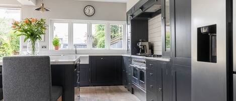 Køleskab, mikrobølgeovn, opvaskemaskine, kaffe-/temaskine