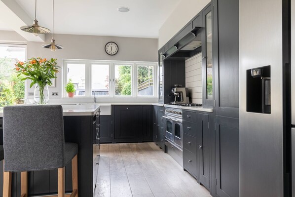 Microwave, dishwasher, coffee/tea maker, toaster