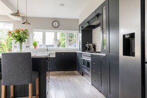 Réfrigérateur, micro-ondes, lave-vaisselle, cafetière/bouilloire