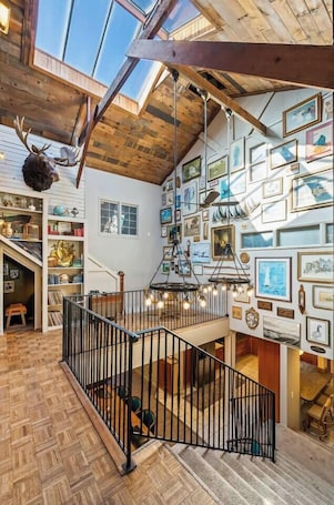 Interior. En suites | Walkable to cider house & coffee shop