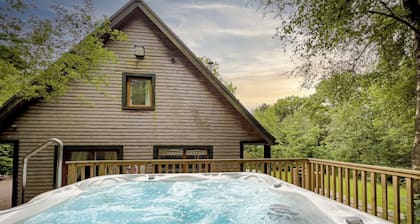 Wootton; woodland lodge for 8 with hot tub, log burner, BBQ, near Alton Towers.