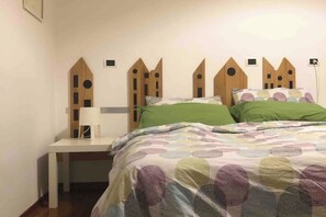 1 bedroom, WiFi, bed sheets - adHoc Room  (Siracusa)