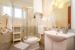 Apartment, 2 Bedrooms, Balcony, Garden View | Bathroom