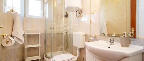 Appartement, 2 chambres, balcon, vue sur le jardin | Salle de bain