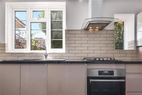Room in Guest Room - Limehouse Townhomes With Modern Spacious Serviced Double Room