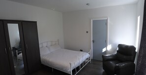 Room, 1 Bedroom, City View | 1 bedroom - Room in Guest Room - Limehouse Townhomes Modern Spacious Serviced En-suite Room (London)