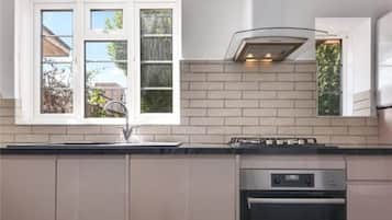Room, 1 Bedroom, City View | Dining