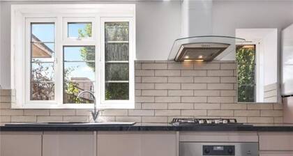 Room in Guest Room - Limehouse Townhomes Modern Spacious Serviced En-suite Room