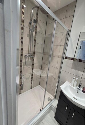 Room, 1 Bedroom, City View | Bathroom - Room in Guest Room - Limehouse Townhomes Modern Spacious Serviced En-suite Room (London)