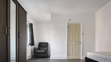 Room, 1 Bedroom, City View | Living area