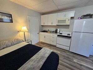 1 bedroom - Affordable Extended Stay with Private Access! (Huron)