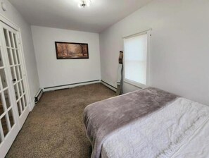2 bedrooms, WiFi - Spacious Mainfloor Apartment for Extended Stay! (Huron)