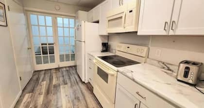 Spacious Mainfloor Apartment for Extended Stay!
