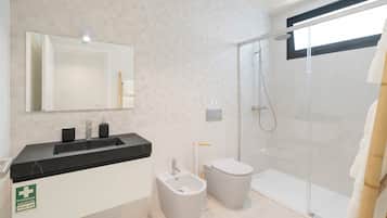Apartamento básico, sacada | Banheiro | Chuveiro, secador de cabelo, toalhas de banho, sabonete