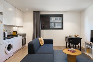 Apartemen Basic | Area keluarga | TV