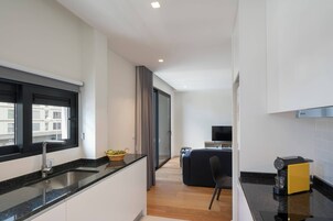 Apartamento básico, 1 cama Queen e sofá-cama, sacada | Cozinha privada | Geladeira, micro-ondas, fogão, cooktop