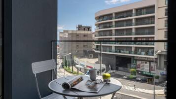 Appartamento Basic, 1 letto queen con divano letto, balcone | Ristorazione all'aperto