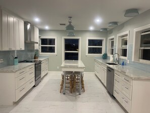 Fridge, microwave, oven, stovetop - Gorgeous canal front 3/3 with screened in pool/hot tub in the beautiful FL Keys (Marathon)