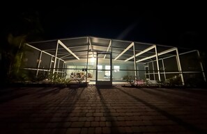 Exterior - Gorgeous canal front 3/3 with screened in pool/hot tub in the beautiful FL Keys (Marathon)