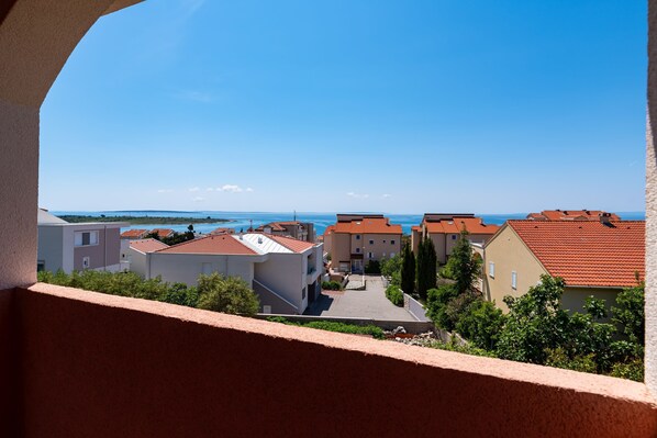 Apartment, 1 Schlafzimmer, Balkon, Gartenblick | Unterkunftsgelände