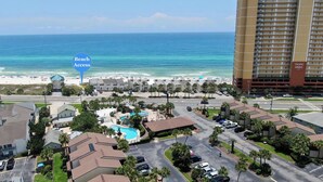 Un hôtel doté d'une piscine, d'un accès à la plage et offrant une vue sur l'océan.