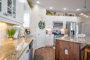 冰箱、微波炉、烤箱、炉灶