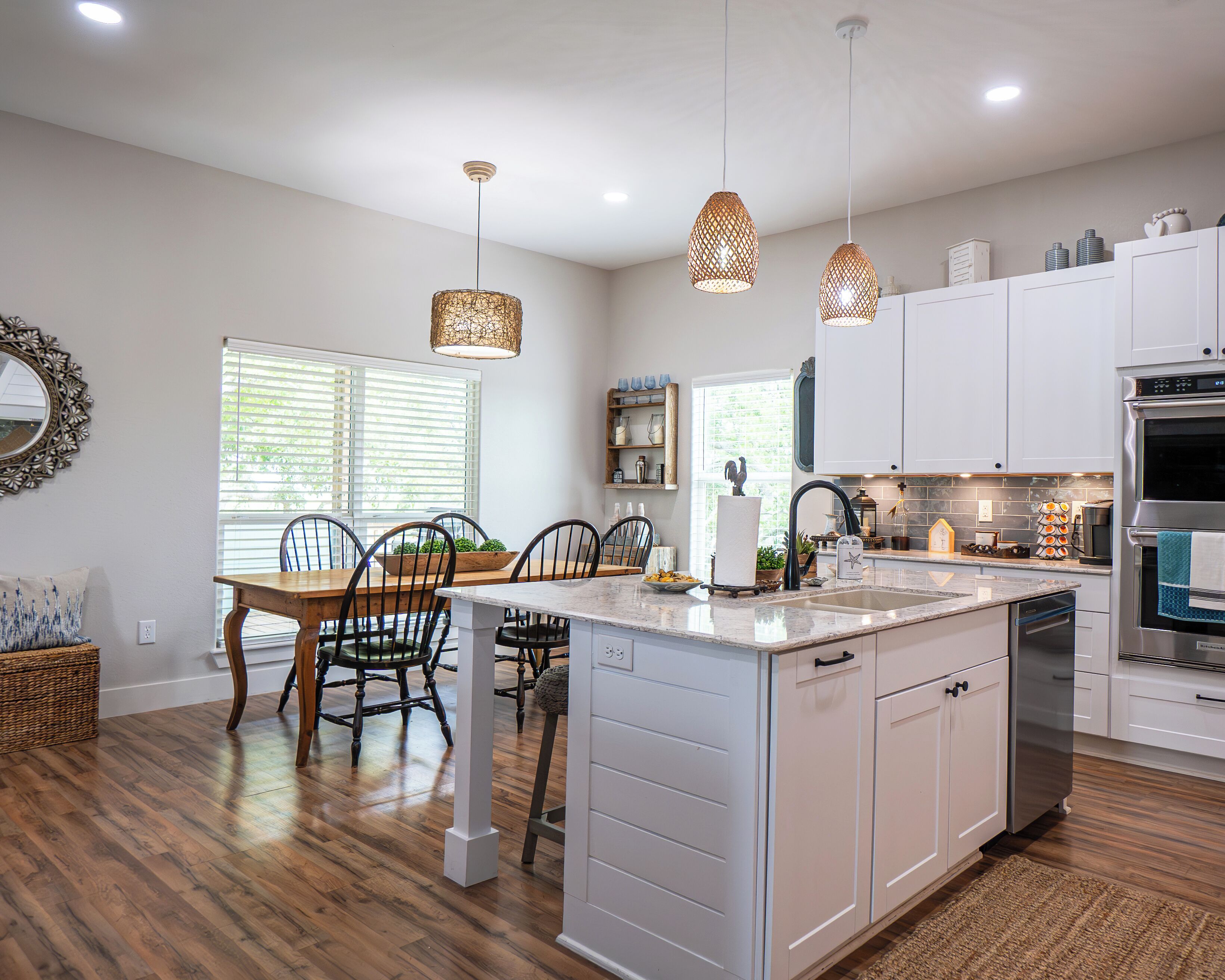 Jääkaappi, mikroaaltouuni, uuni, liesi