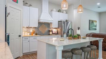 Frigorífico, microondas, horno y placa de cocina