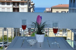 Lejlighed - 3 soveværelser - handicapvenligt - balkon | Overnatningsstedets område