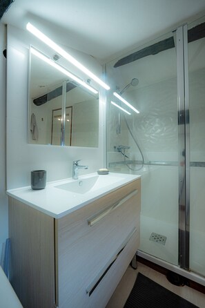 Douche, serviettes fournies, papier de toilette