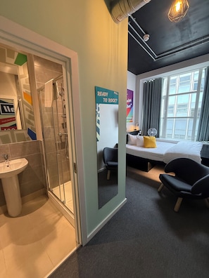 Habitación estándar, no fumadores, baño privado | Baño | Artículos de higiene personal gratuitos