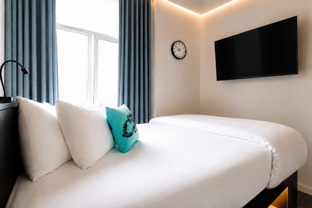 Standard Room, 1 Queen Bed | Free WiFi, bed sheets
